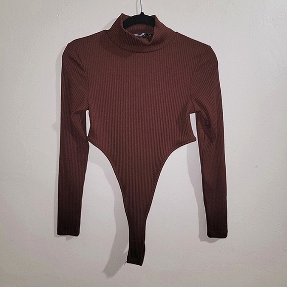 Nasty Gal EUC Brown Ribbed Knit Turtleneck Long Sleeve Bodysuit - Women's SIZE 2 - Picture 1 of 7